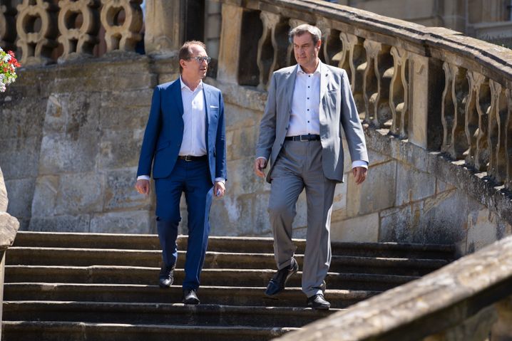 Alexander Dobrindt und Markus Söder im Innenhof von Kloster Banz.