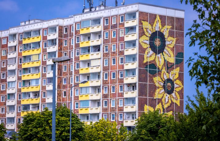 Aktuelles Foto des Sonnenblumenhauses im Rostocker Stadtteil Lichtenhagen: 1992 steckten Rassisten es in Brand