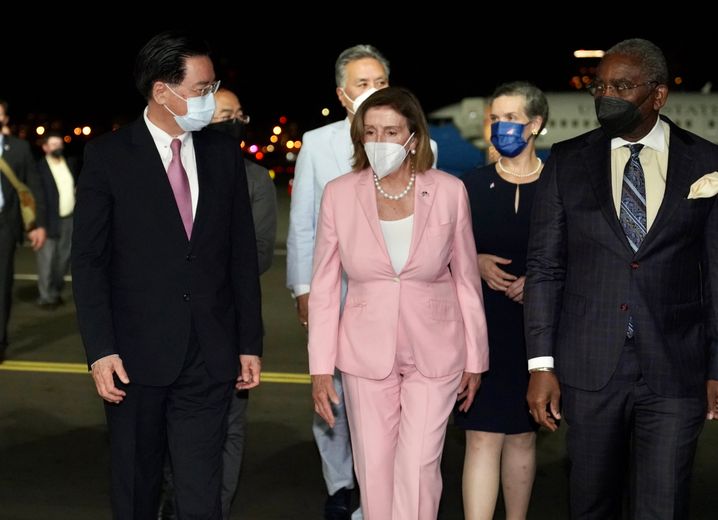 Nancy Pelosi nach ihrer Ankunft in Taipeh mit Taiwans Außenminister Joseph Wu (l.)