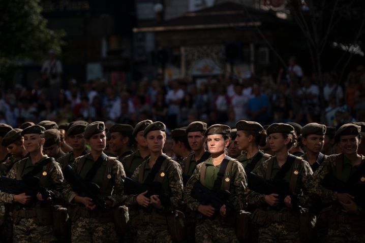 Soldatinnen bereiten sich in Kiew auf die Teilnahme an einer Militärparade anlässlich des Unabhängigkeitstages vor