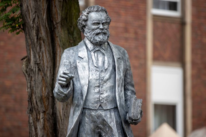 Karl-Marx-Statue vor der Gelsenkirchener Parteizentrale der Marxistisch-Leninistischen Partei Deutschlands