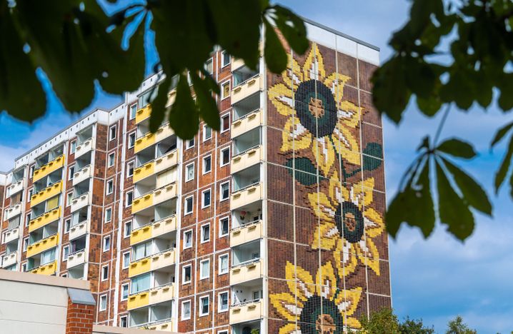 Blick auf das Sonnenblumenhaus im Rostocker Stadtteil Lichtenhagen