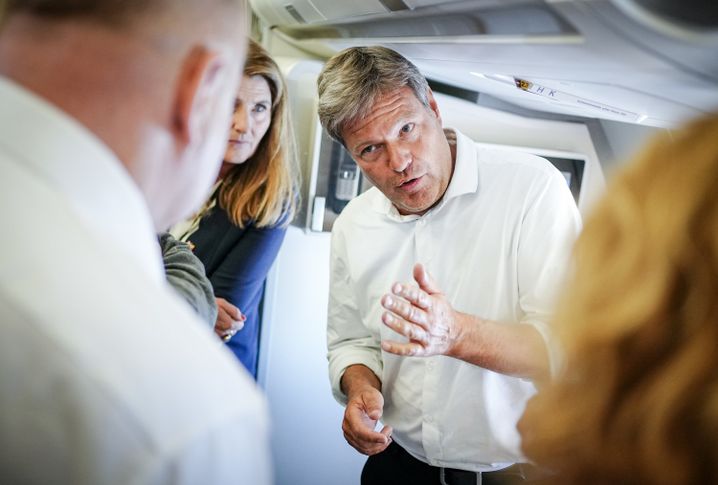 Robert Habeck im Flieger: Zusammenarbeit mit Kanada stärken