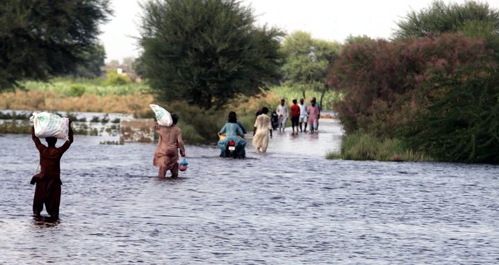 Menschen bringen sich in Sicherheit vor den Wassermassen