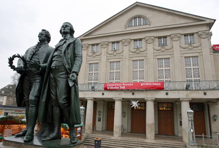 Goethe- und Schiller-Denkmal vor dem Deutschen Nationaltheater in Weimar