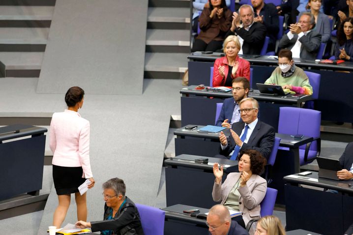 Wagenknecht (l.) am vergangenen Donnerstag im Bundestag