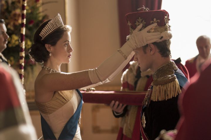 Schauspielerin Foy als Königin Elizabeth und Matt Smith als Prinz Philip von Großbritannien in einer Szene der Netflix-Serie »The Crown« (2. Staffel)