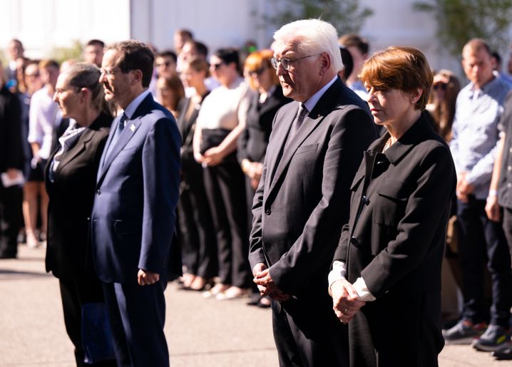 Der israelische Staatspräsident Herzog mit Ehefrau Michal, Steinmeier mit Ehefrau Elke Büdenbender in Fürstenfeldbruck