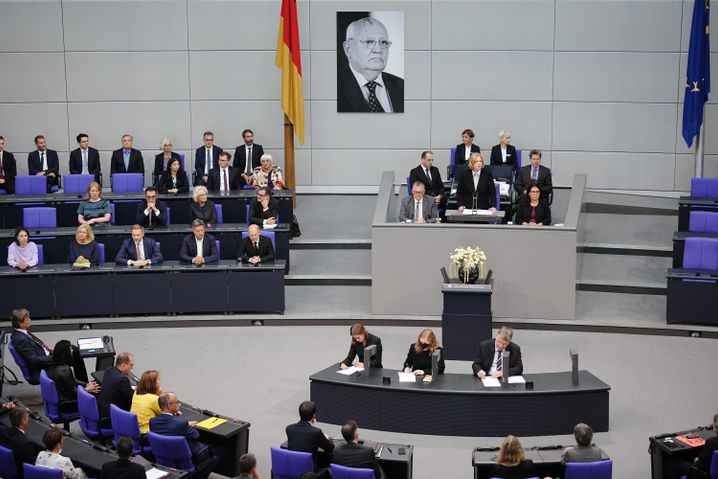 Porträt Gorbatschows im Plenarsaal