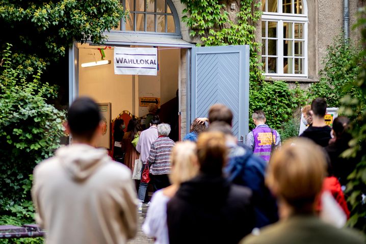 Schlangenbildung am Wahltag: Zu viel los in der Hauptstadt