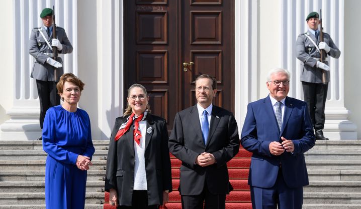 Bundespräsident Frank-Walter Steinmeier (r) und seine Frau Elke Büdenbender (l) begrüßten gestern Herzog und seine Frau Michal Herzog vor dem Schloss Bellevue.