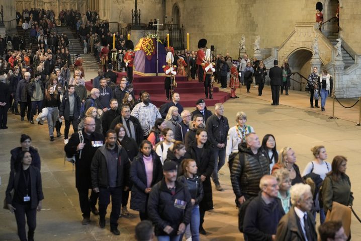 Bürgerinnen und Bürger nehmen in Westminster Hall Abschied von der Queen