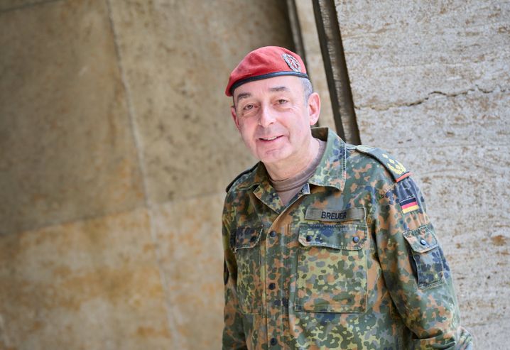 Generalmajor Breuer: Vom Impfen zur hybriden Kriegsführung