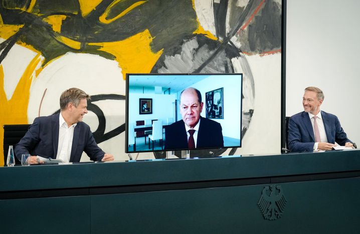 Minister Habeck, Kanzler Scholz, Minister Lindner: Verkündung des »Doppelwumms«