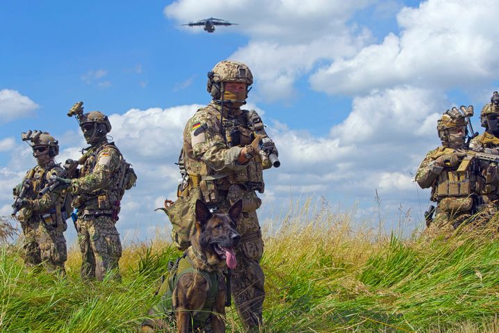 KSK-Soldaten mit KSK-Hund (bei einer Übung in Mecklenburg-Vorpommern)