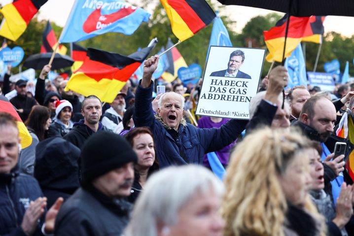 Demonstrierende mit Anti-Habeck-Plakat