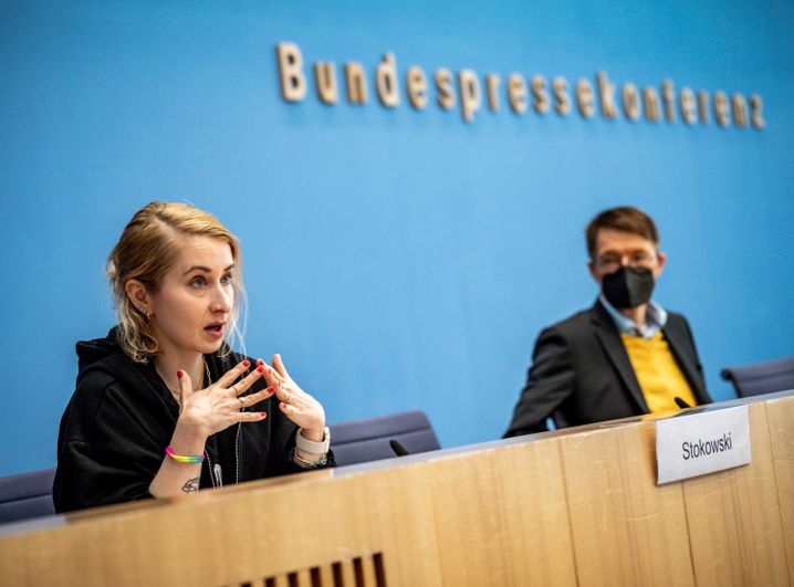 Bundesgesundheitsminister Lauterbach und Autorin Margarete Stokowski bei der Pressekonferenz