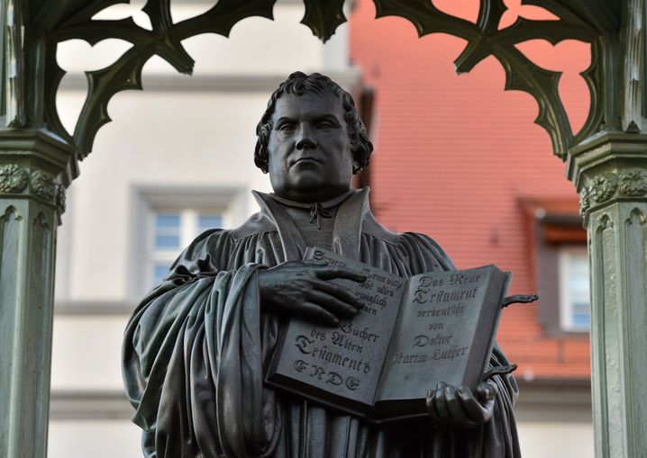 Denkmal auf dem Marktplatz von Wittenberg erinnert an den Reformator Luther