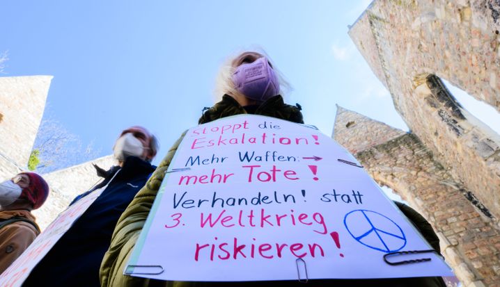 Anti-Kriegsplakat auf Demo in Hannover