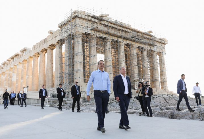 Scholz und Mitsotakis vor dem Parthenon in Athen