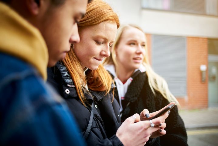 Jugendliche mit Mobiltelefon