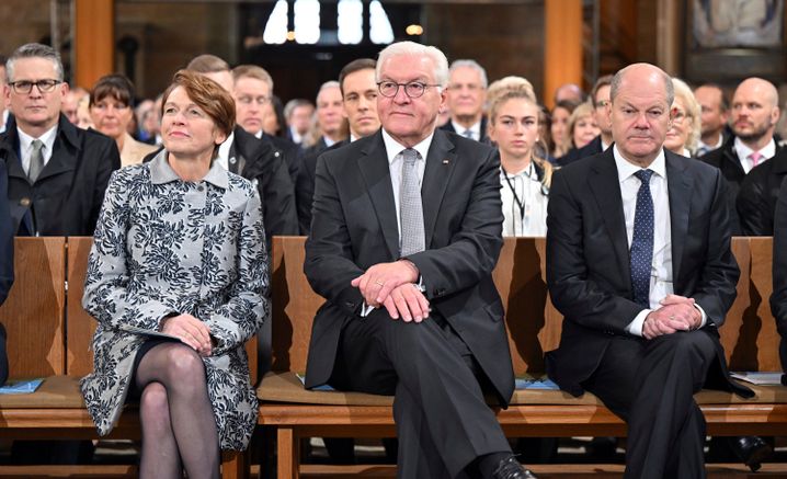 Bundespräsident Steinmeier, seine Frau Elke Büdenbender und Kanzler Scholz beim Ökumenischen Gottesdienst im Mariendom zum Tag der Deutschen Einheit in der Erfurt.