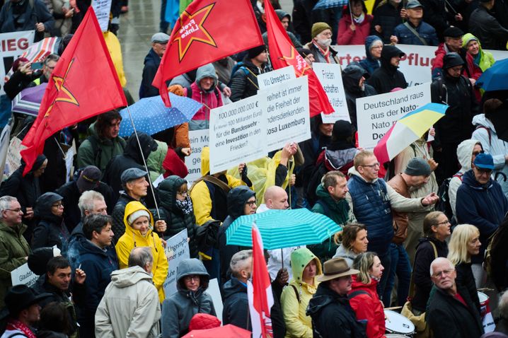 Linke Demo am Neptunbrunnen: »Geht zurück zu eurem Onkel Jürgen«,