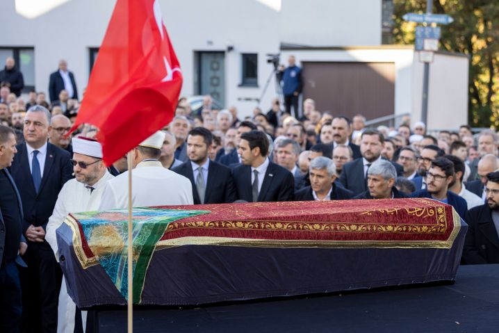 Sarg der verstorbenen Mevlüde Genç bei der Gedenkveranstaltung in Solingen am 1. November